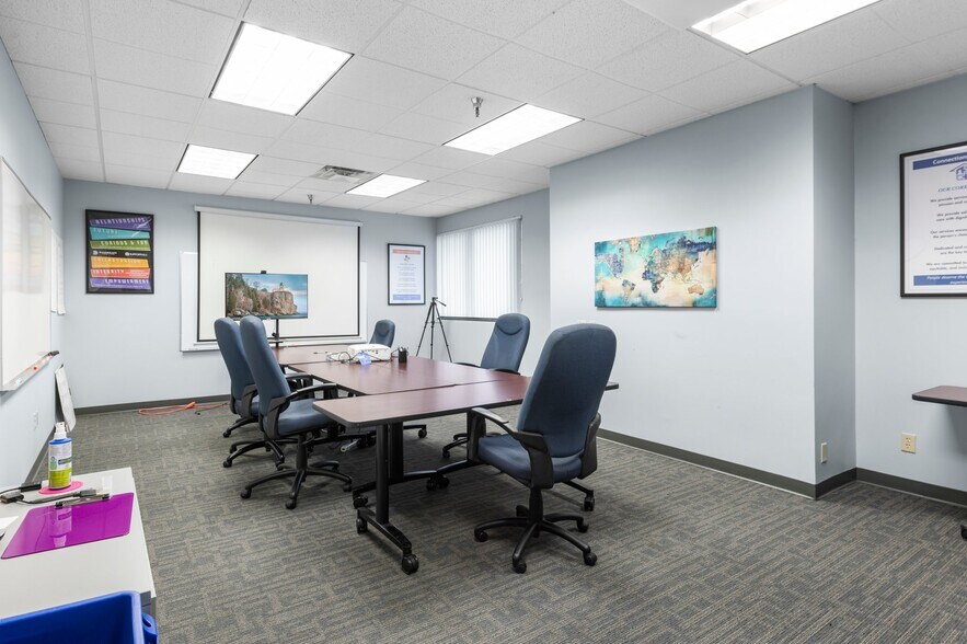 More Photos Of 501-617 Travelers Trl, Burnsville Research And Development For Lease