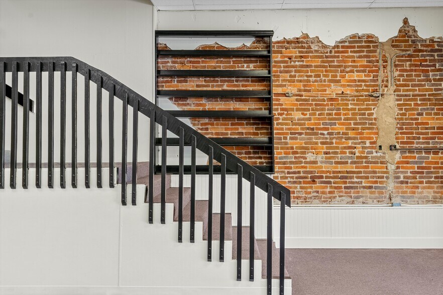 More Photos Of 107 W Main St, Cameron Storefront Retail Office For Lease