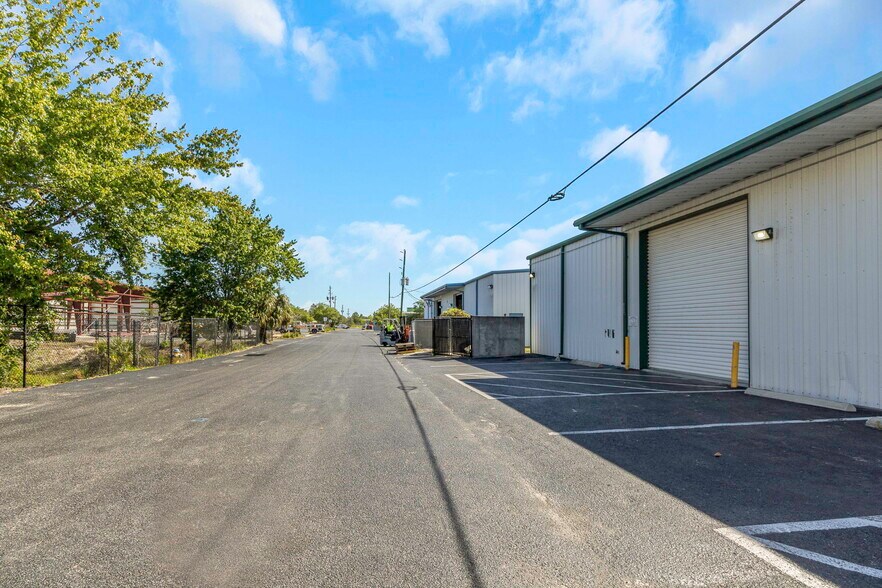 More Photos Of 16547 US Highway 19, Hudson Showroom For Lease