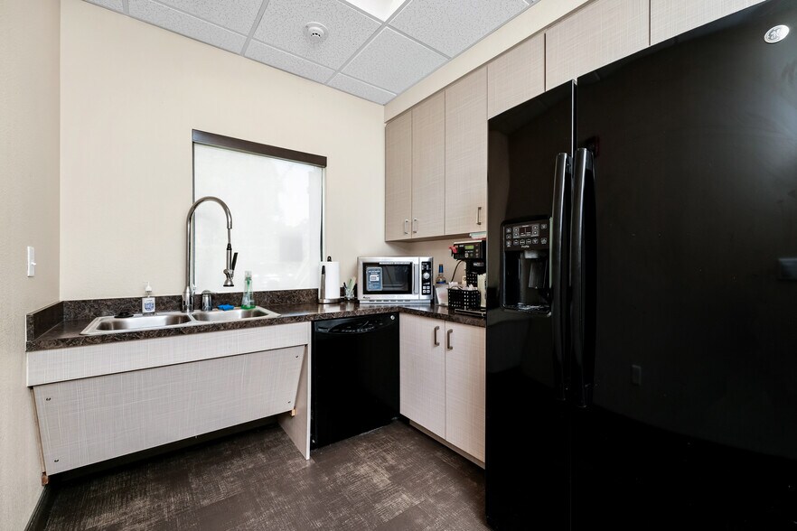 More Photos Of 1601 W Colonial Dr, Orlando Office For Lease