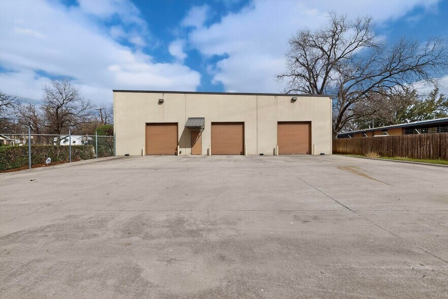 More Photos Of 2620 Carson St, Haltom City Light Distribution For Lease