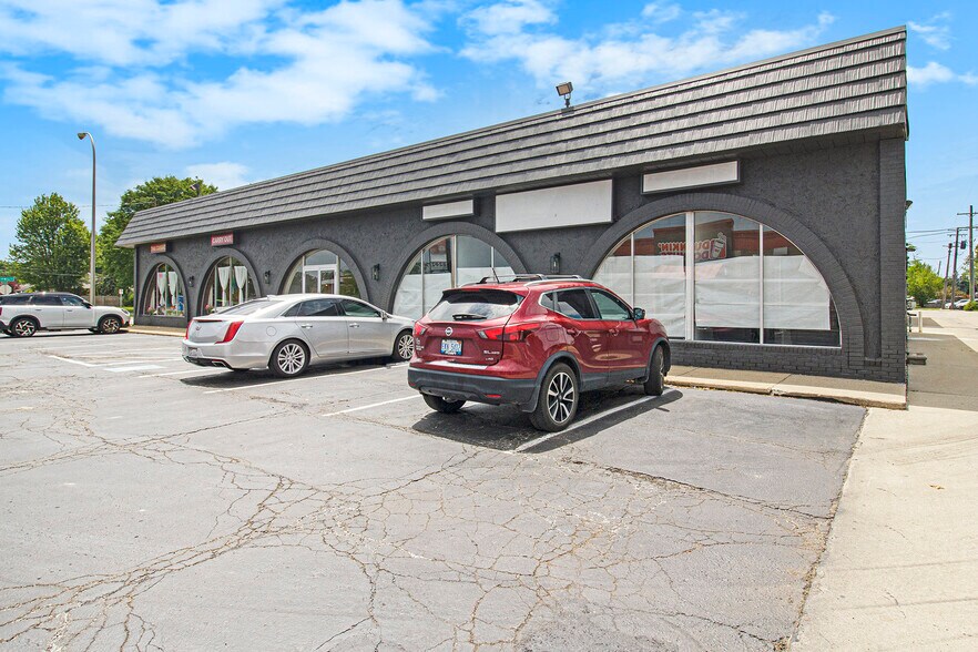 More Photos Of 1800 W 14 Mile Rd, Royal Oak Freestanding For Lease