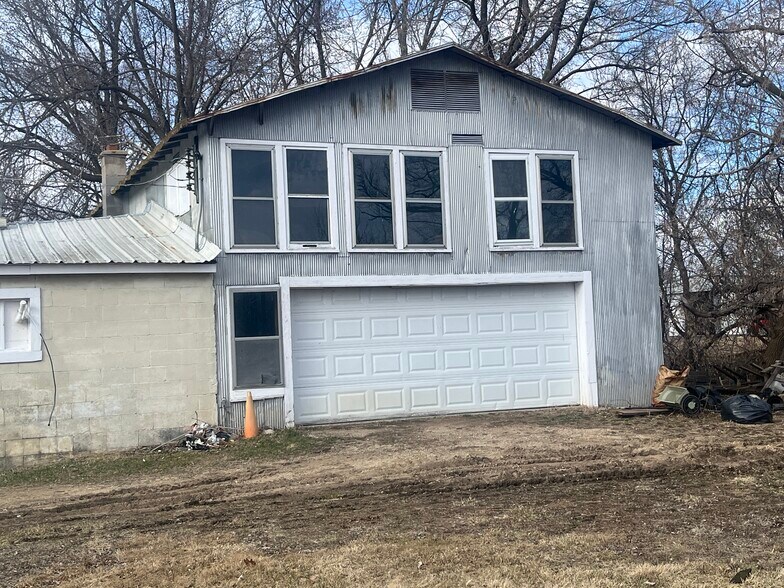 More Photos Of N3830 River Rd, Columbus Light Manufacturing For Sale