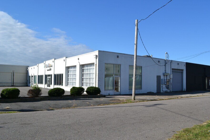 More Photos Of 2115 Granby St, Norfolk Showroom For Lease