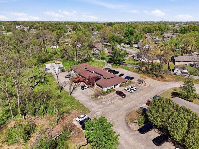 More Photos Of 6 Halsted Cir, Rogers Office For Lease