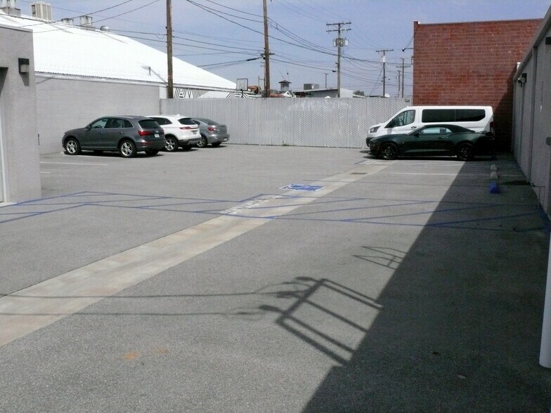 More Photos Of 719 N Victory Blvd, Burbank Office For Lease