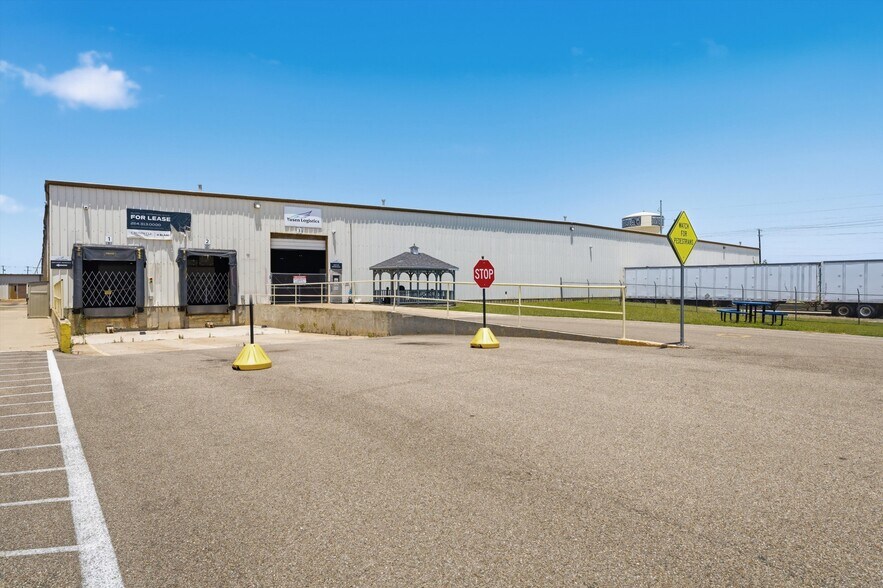 More Photos Of 700 W Loop 340, Woodway Warehouse For Lease