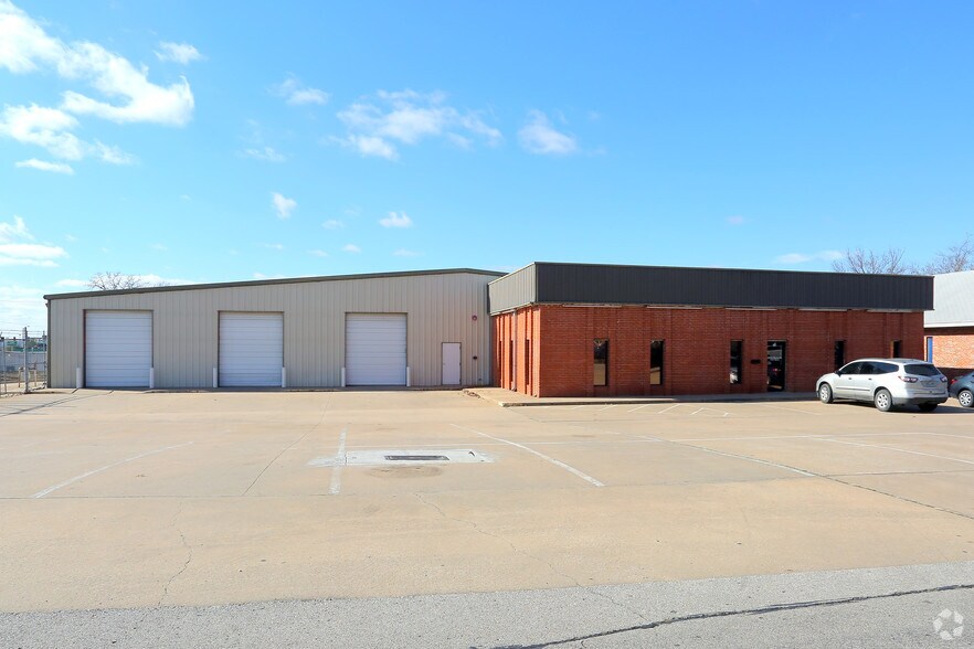 More Photos Of 710 S Adams St, Sapulpa Distribution For Sale