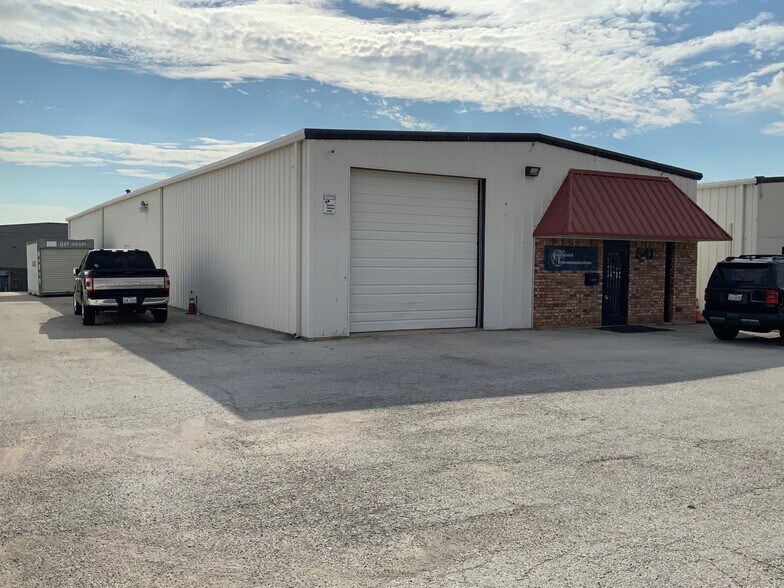 More Photos Of 641 Industrial Blvd, Grapevine Distribution For Lease
