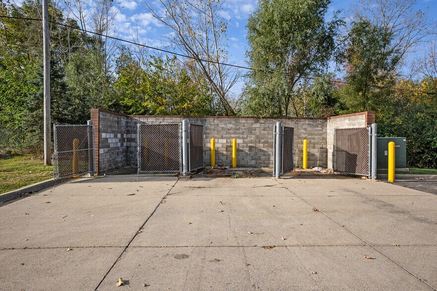 More Photos Of 3273 W Huron St, Waterford Drugstore For Lease