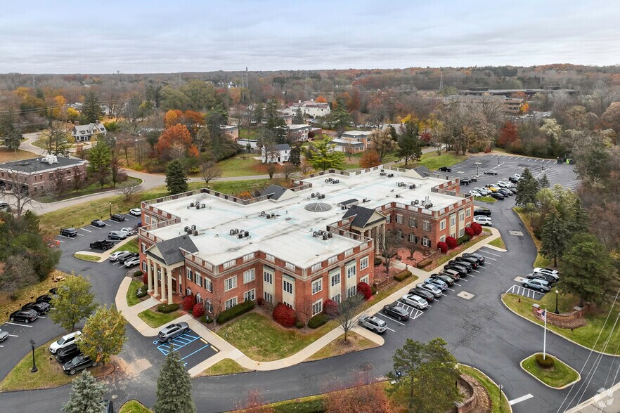 More Photos Of 33 Bloomfield Hills Pky, Bloomfield Hills Office For Lease