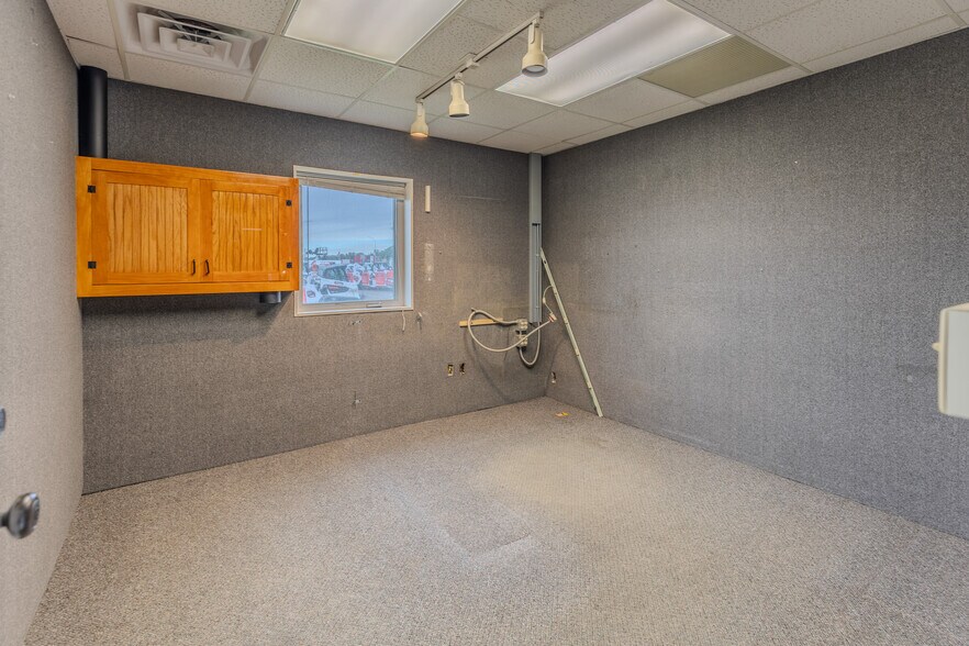 More Photos Of 4303 Memorial Hwy, Mandan Movie Radio TVStudio For Lease