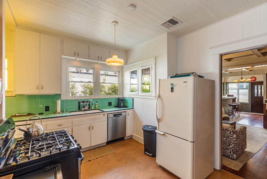 More Photos Of 1231 Abbot Kinney Blvd, Venice General Retail For Lease