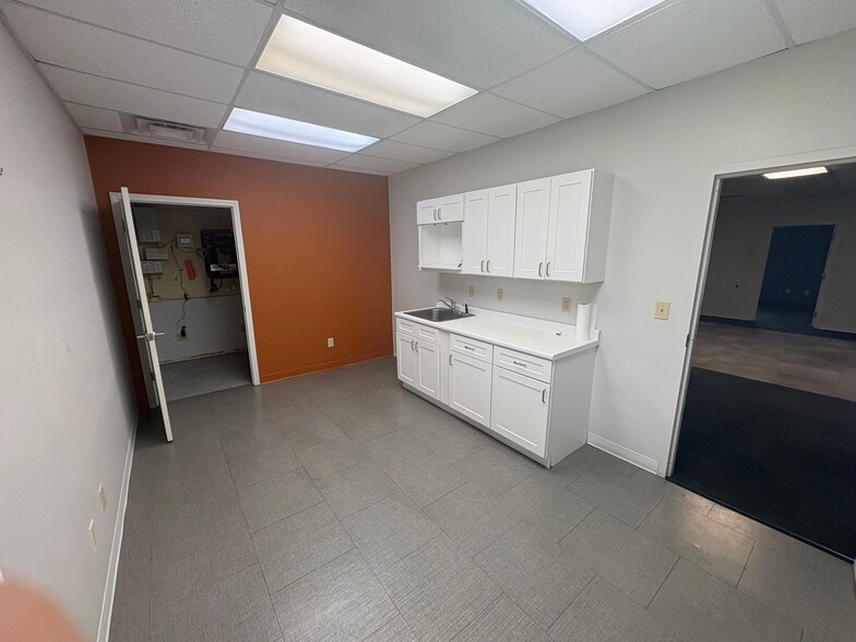 More Photos Of 3015-3019 Greystone Sq, Jackson Medical For Lease