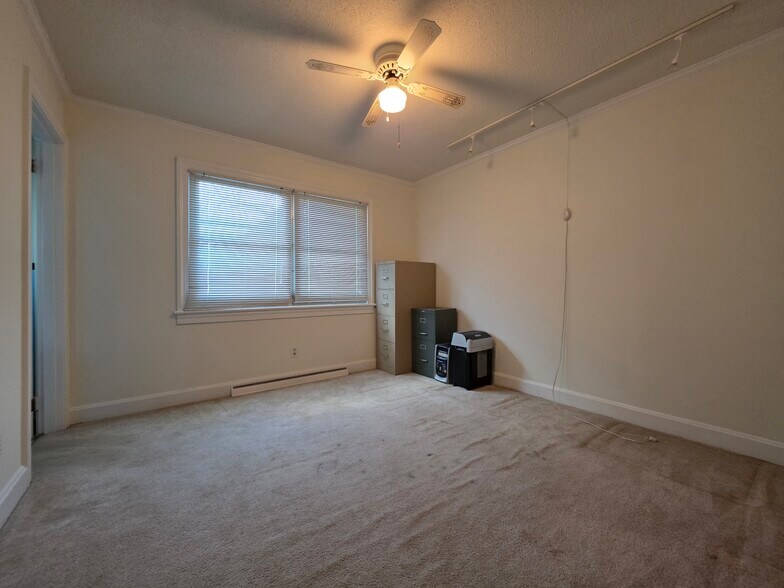 More Photos Of 2034 W 5th St, Washington Showroom For Sale