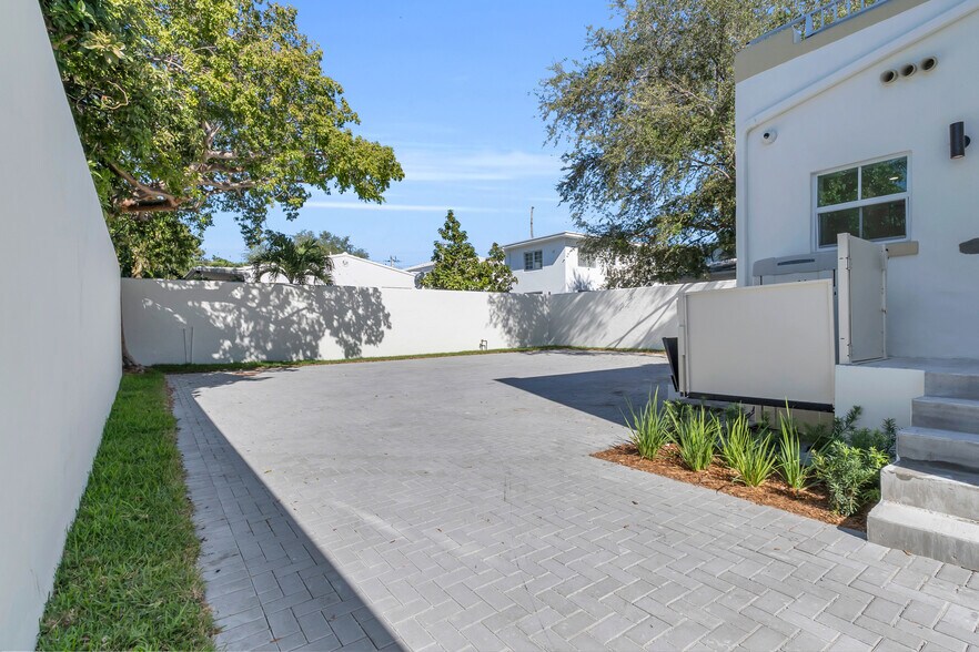 More Photos Of 563 NE 67th St, Miami Medical For Lease