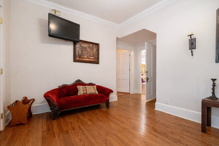 More Photos Of 5800 England Dr, Alexandria Specialty For Sale