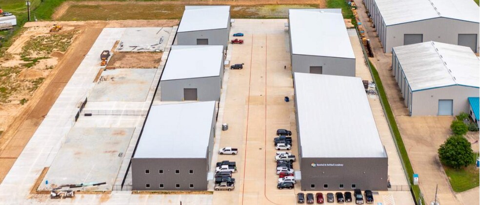 More Photos Of 15046 Boudreaux Rd, Tomball Warehouse For Lease