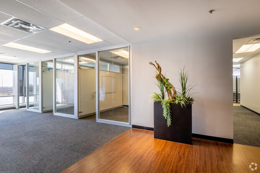 More Photos Of 7055 Boul Taschereau, Brossard Office For Lease