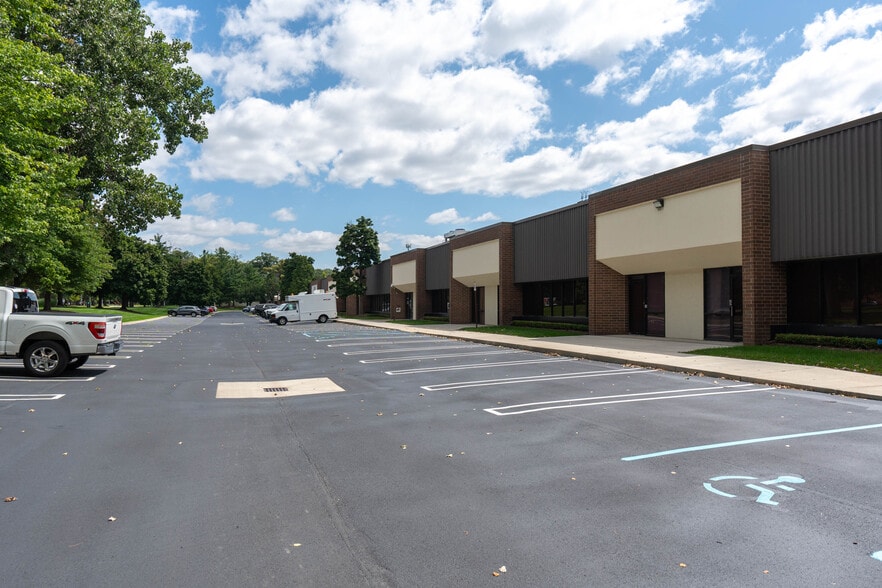 More Photos Of 21455 Melrose Ave, Southfield Unknown For Lease