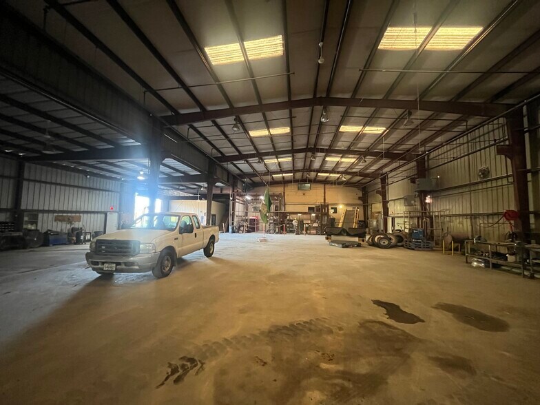 More Photos Of 5526 Crystal Lake Blvd, Dallas Warehouse For Lease