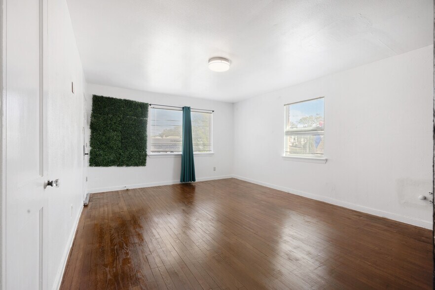 More Photos Of 5804 Newcastle St, Bellaire Office For Lease