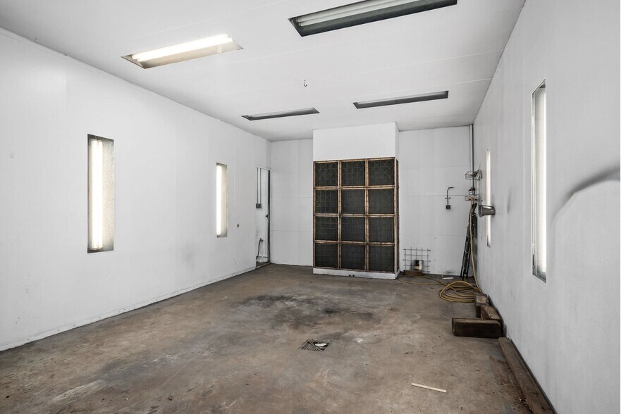 More Photos Of 119 Walling St, McMinnville Light Distribution For Sale