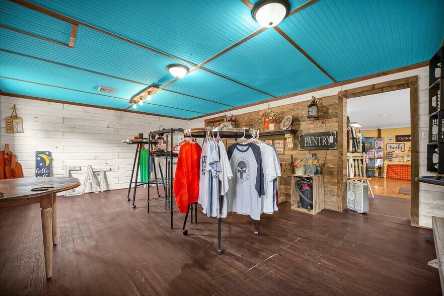 More Photos Of 11850 Walnut St, Adelphi Restaurant For Sale