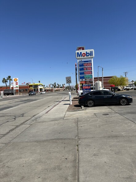 Primary Photo Of 210-220 S Lovekin Blvd, Blythe Service Station For Sale