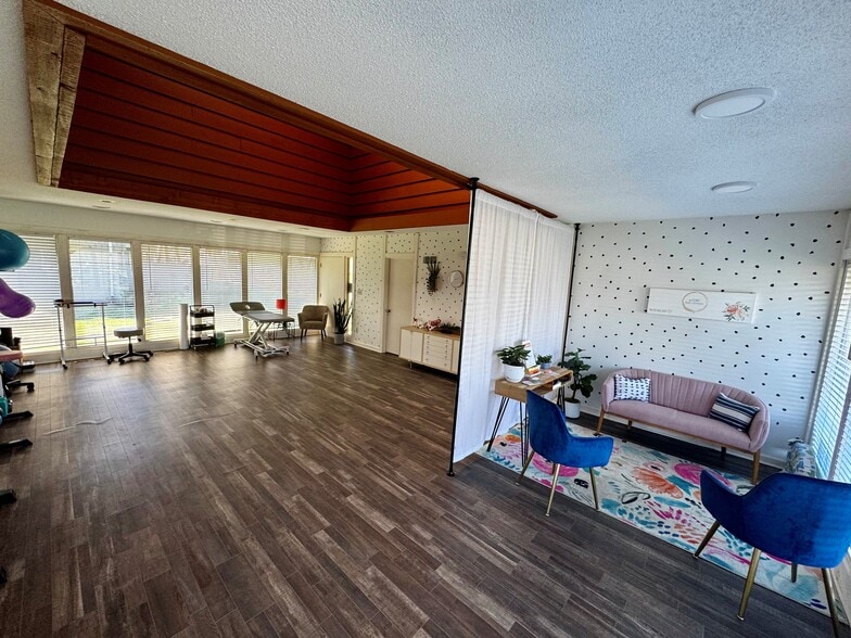 More Photos Of 9220 Foster St, Overland Park Loft Creative Space For Lease