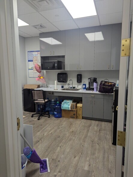 More Photos Of 5706 San Felipe St, Houston General Retail For Lease