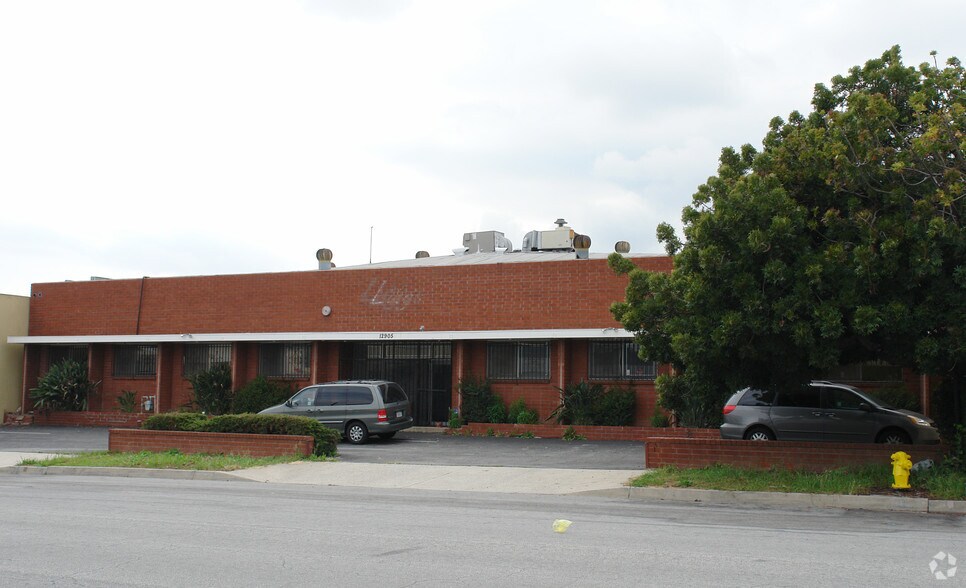 More Photos Of 12905 S Spring St, Los Angeles Distribution For Lease