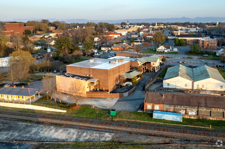 More Photos Of 601 S Green St, Morganton Unknown For Lease