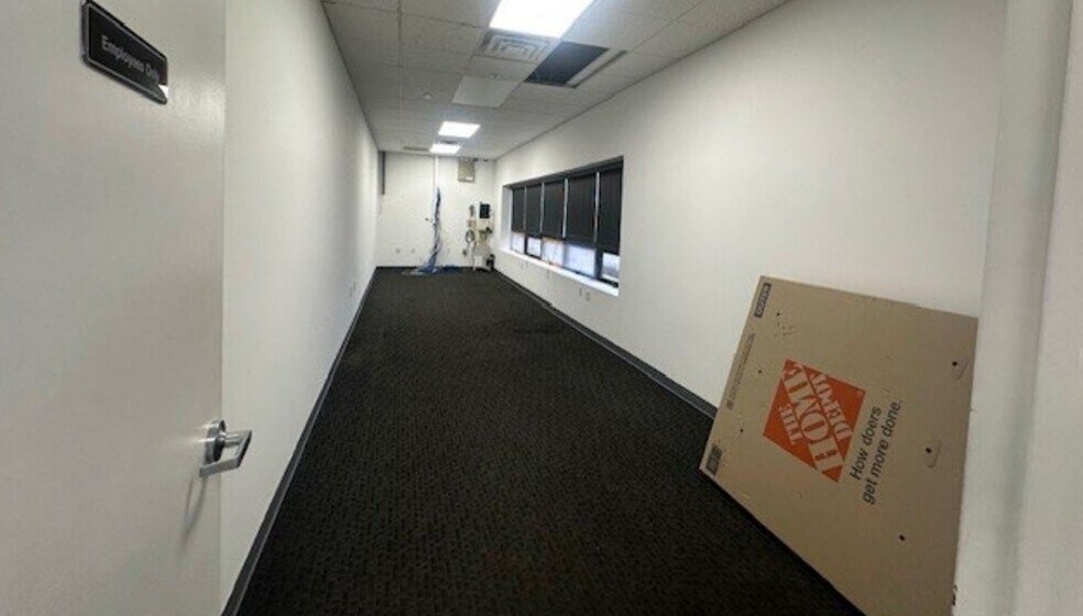 More Photos Of 7 Aerial Way, Syosset Showroom For Lease