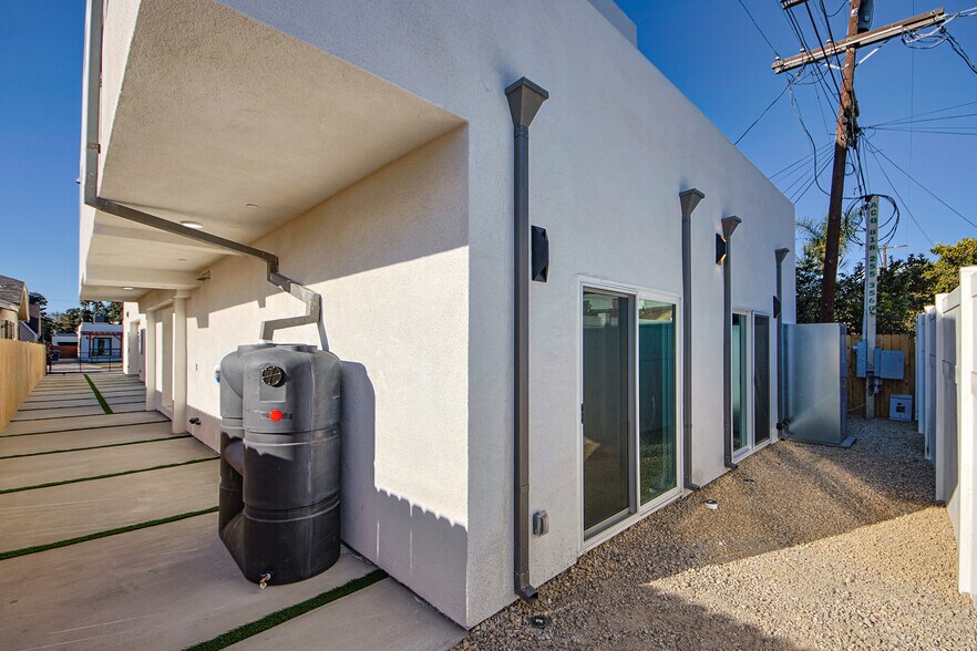 More Photos Of 2404 S Cochran Ave, Los Angeles Apartments For Sale