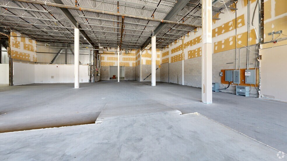 Primary Photo Of 9175-9225 Boul Langelier, Montréal Warehouse For Lease