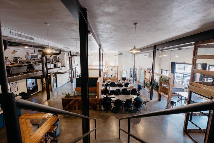 More Photos Of 633-635 W Davis St, Dallas Freestanding For Lease