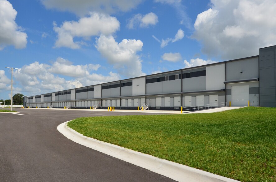 More Photos Of 3017 S County Line Rd, Plant City Distribution For Lease
