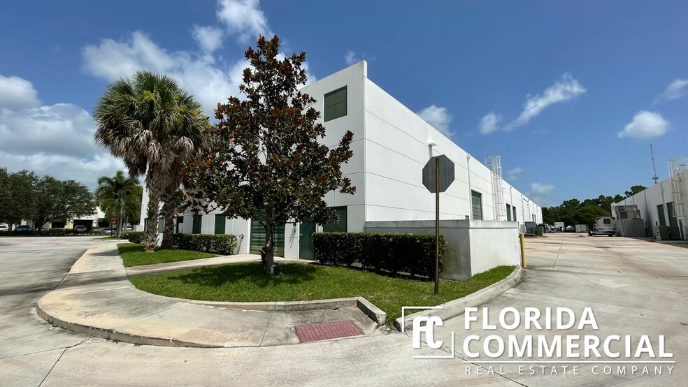More Photos Of 574 NW Mercantile Pl, Port Saint Lucie Warehouse For Lease