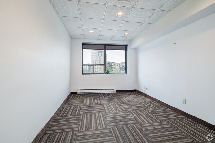 More Photos Of 425 Rue Guy, Montréal Light Distribution For Lease