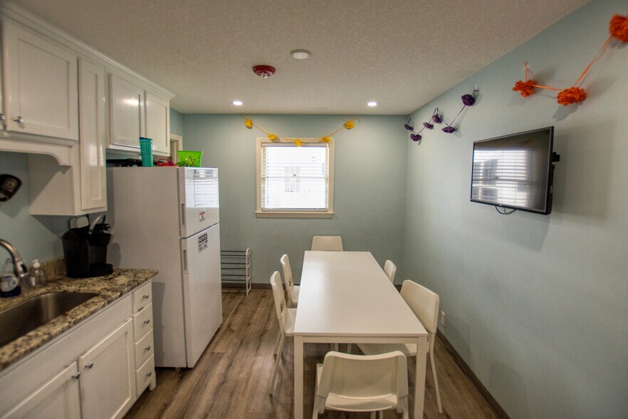 More Photos Of 2300 Parkwood Dr, Brunswick Office For Sale