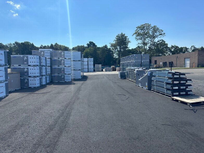 More Photos Of 21 Crossway E, Bohemia Warehouse For Lease