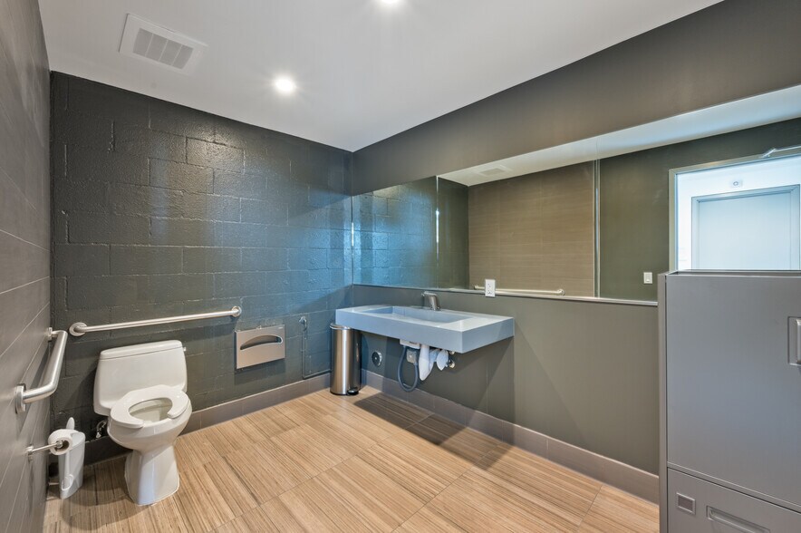 More Photos Of 953 N Cole Ave, Los Angeles Office For Lease