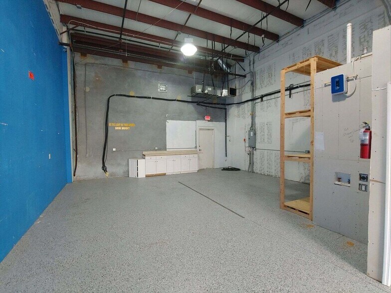 More Photos Of 17010 Alico Commerce Ct, Fort Myers Warehouse For Lease