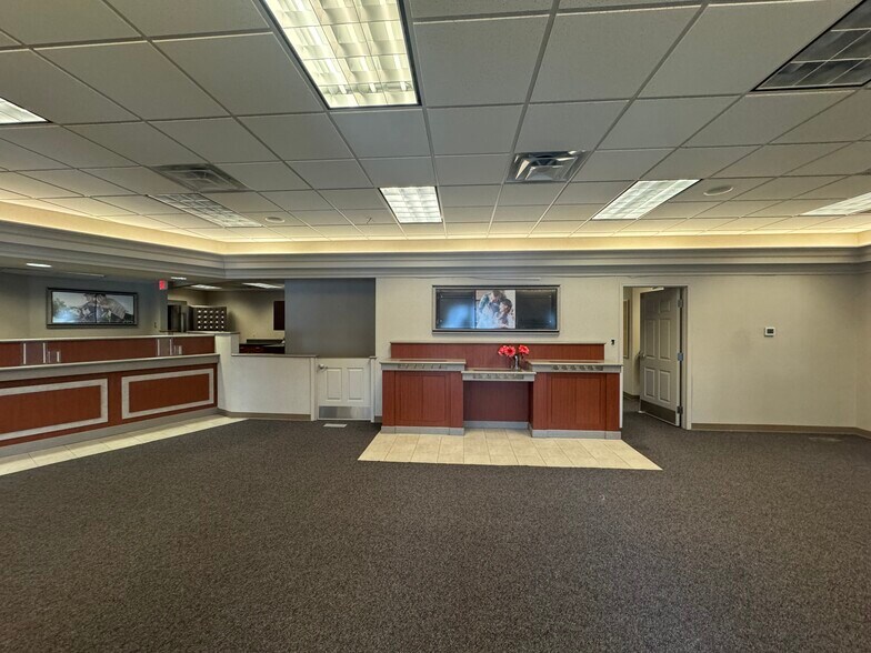 More Photos Of 1412 S Main St, Findlay Bank For Sale