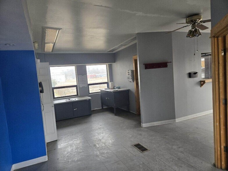 More Photos Of 403 W 1st St, Wilton Manufacturing For Sale