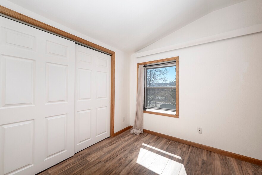 More Photos Of 695 Agate ave, Granby Flex For Sale