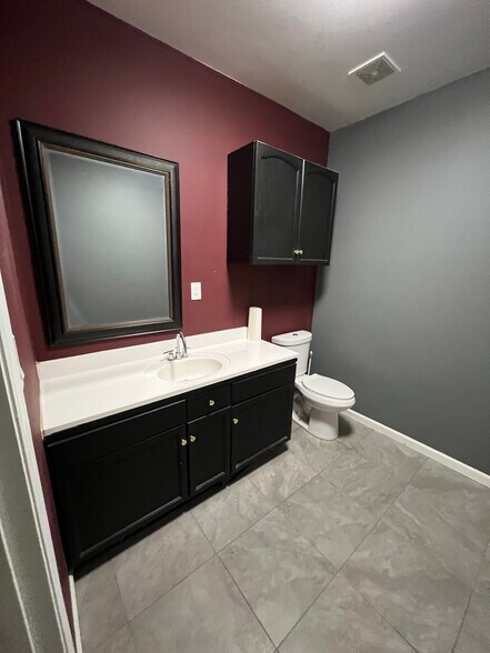 More Photos Of 5592 W San Madele Ave, Fresno Warehouse For Lease