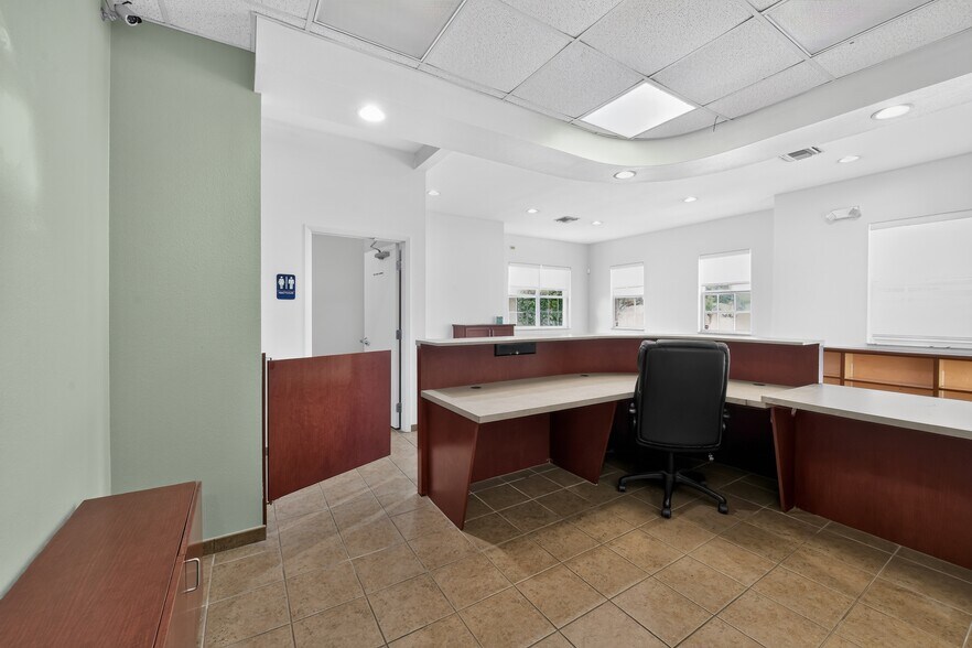 More Photos Of 2555 Pinellas Point Dr S, Saint Petersburg Veterinarian Kennel For Sale