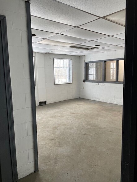 More Photos Of 1901 Old Butler Rd, New Castle Warehouse For Sale